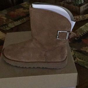 NIB Authentic tan suede UGGS w/ remora buckle SIZE 7